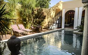 Ochenta Y Dos Bed & Breakfast & Spa